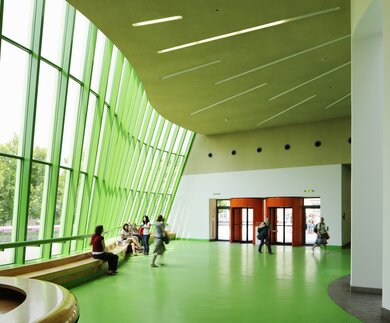 Blick in das Foyer des Stirlingbaus der Staatsgalerie Stuttgart | © Staatsgalerie Stuttgart/Volker Naumann