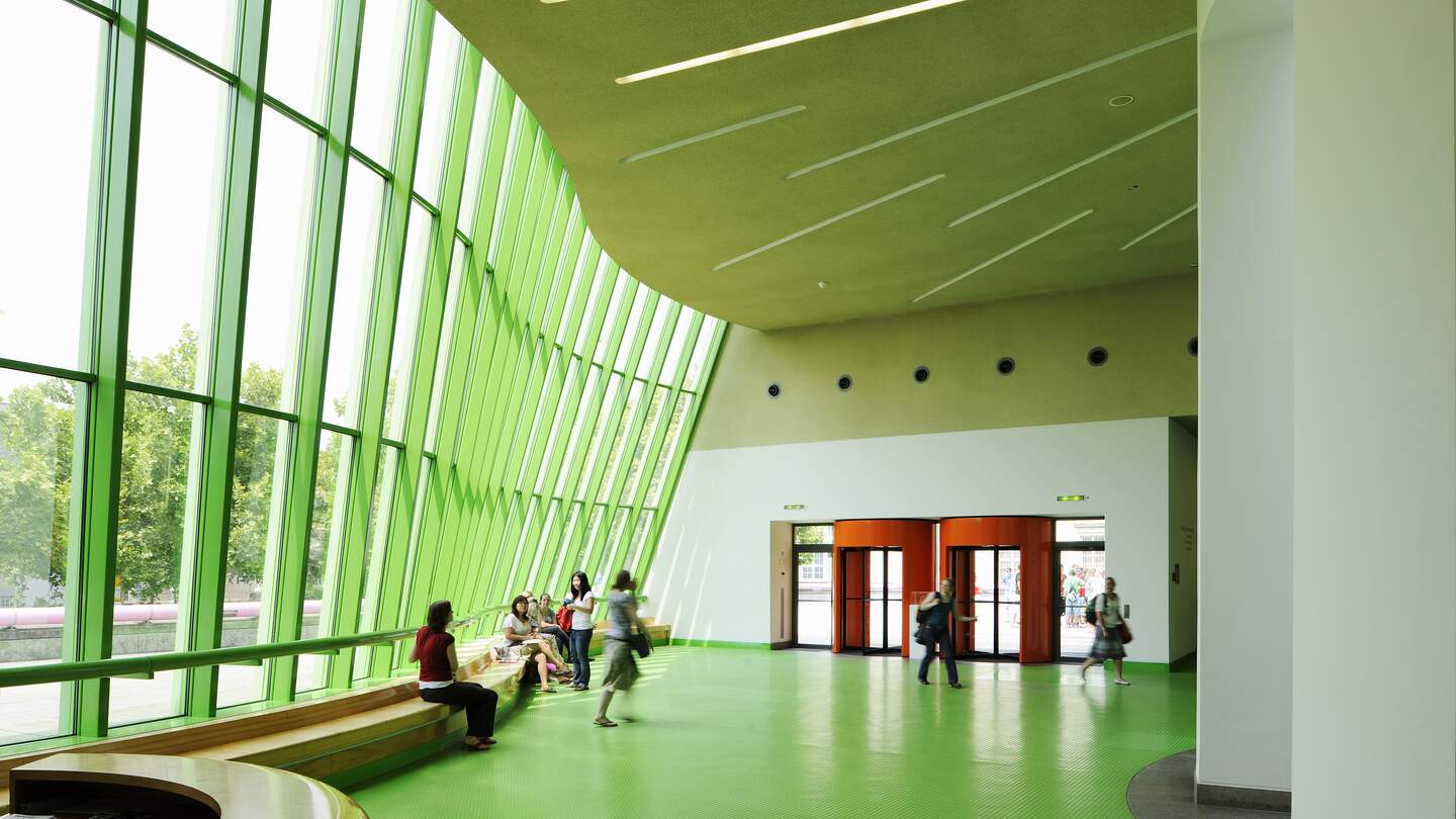 Blick in das Foyer des Stirlingbaus der Staatsgalerie Stuttgart | © Staatsgalerie Stuttgart/Volker Naumann