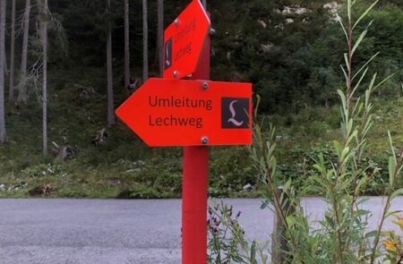 Umleitungsschild Wanderung Lechweg | © Nicola Stahl