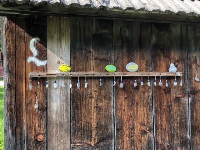 Lechwegmarkierung und Wandersteine an einer Hütte | © Nicola Stahl