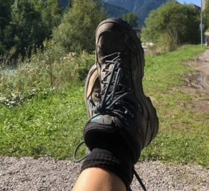 Wanderschuhe während der Wanderpause | © Nicola Stahl