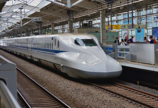 Shinkansen - ein moderner, eleganter Hochgeschwindigkeitszug mit wartenden Fahrgästen auf dem Bahnsteig des Bahnhofs Tokio | © pixabay/ArminEP