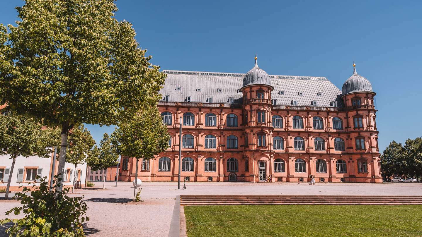 Blick auf die Renaissance-Fassade von Schloss Gottesaue im historischen Stadtteil Durlach in Karlsruhe | © KTG Karlsruhe Tourismus GmbH/Melanie Schillinger