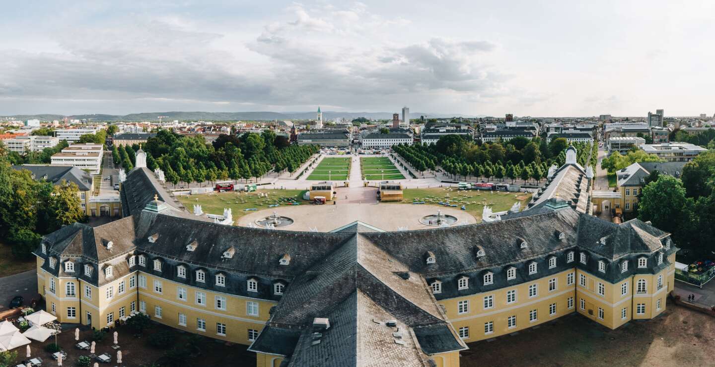 Blick vom Schlossturm augf den Schlossvorplatz und im Hintergrund die Innenstadt | © Schwarzwald Tourismus GmbH/Chris Keller