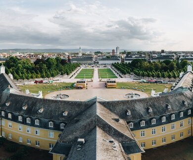Blick vom Schlossturm augf den Schlossvorplatz und im Hintergrund die Innenstadt | © Schwarzwald Tourismus GmbH/Chris Keller