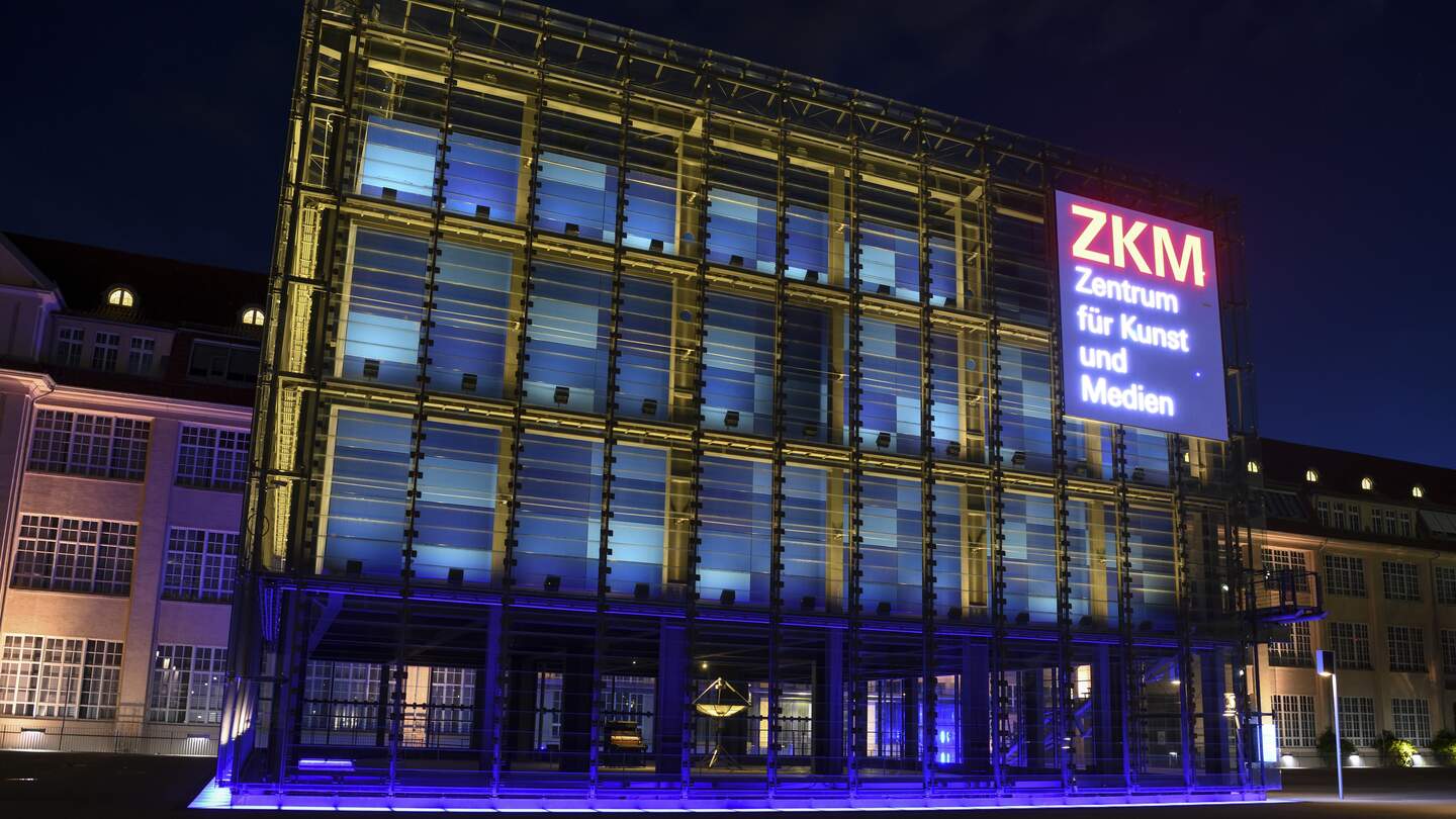 Blick auf die beleuchtete Fassade des ZKM, Zentrum für Kunst und Medien, bei Nacht in Karlsruhe | © KTG Karlsruhe Tourismus GmbH/Fabian von Poser
