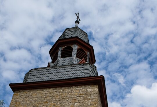 Schiefer Turm von Gau-Weinheim. Neigungswinkel 5,4 Grad. Mittelalterlicher Wehrturm. Landkreis Alzey-Worms in Rheinland-Pfalz | © Gettyimages.com/Ganna Zelinska