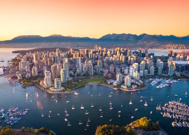 Luftaufnahme der Skyline der Innenstadt von Vancouver, British Columbia, Kanada bei Sonnenuntergang | © GettyImages.com/	muddymari