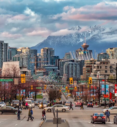 Blick auf Downtown Vancouver mit schneebedeckten Bergen im Hintergrund. | © GettyImages.com/Aolin Chen