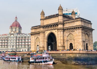 Der Gateway of India und der Tay Mahal Palace in Mumbai vom Arabischen Meer aus | © Gettyimages.com/Leonid Andronov