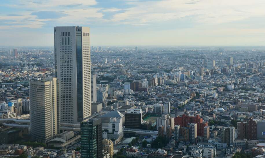 Eine markante Skyline mit einer Mischung aus modernen Wolkenkratzern und einem dichten Stadtbild in Tokio | © Gettyimages.com/yuuurin