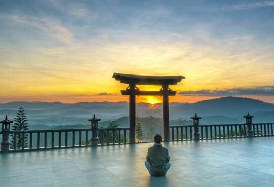  Der Mann meditiert vor dem Tempel um inneren Frieden und Seelenruhe zu finden | © Gettyimages.com/HuyThoai