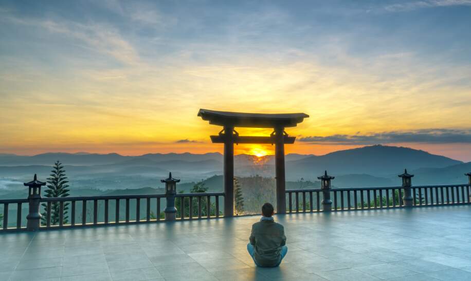 Der Mann meditiert vor dem Tempel um inneren Frieden und Seelenruhe zu finden | © Gettyimages.com/HuyThoai