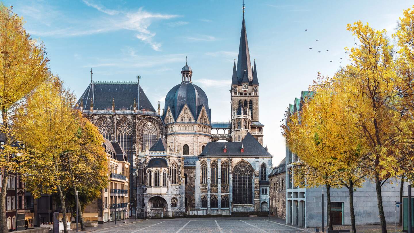 Riesiger gotischer Dom in Aachen im Herbst | © Gettyimages.com/A-Basler