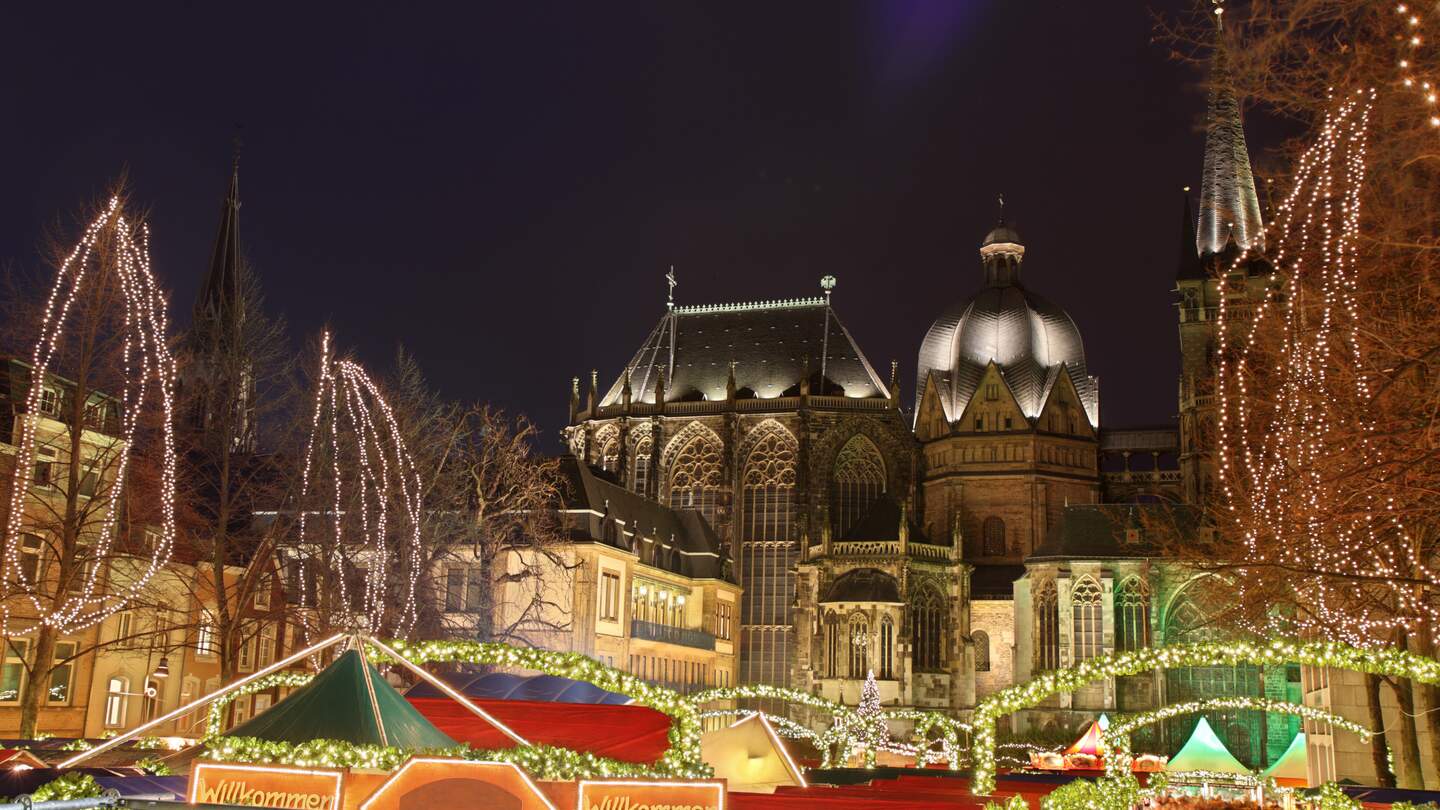 Traditioneller Weihnachtsmarkt vor dem Aachener Dom | © Gettyimages.com/thomassaupe