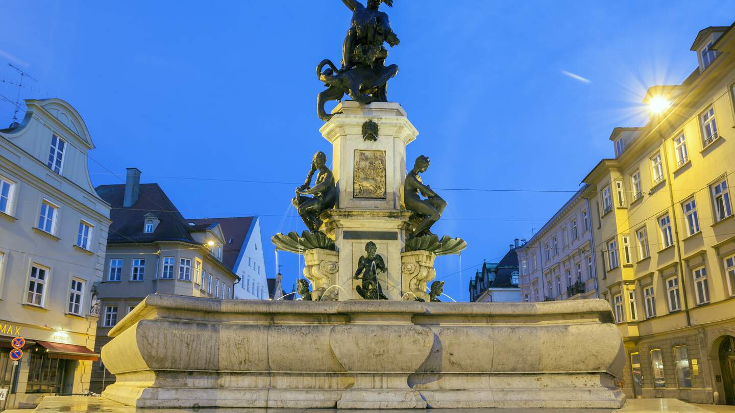 Hercules Brunnen in Augsburg bei Nacht | © Gettyimages.com/JGPhoto76