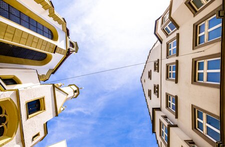 Häuser der Augsburger Altstadt von unten | © Gettyimages.com/FooTToo