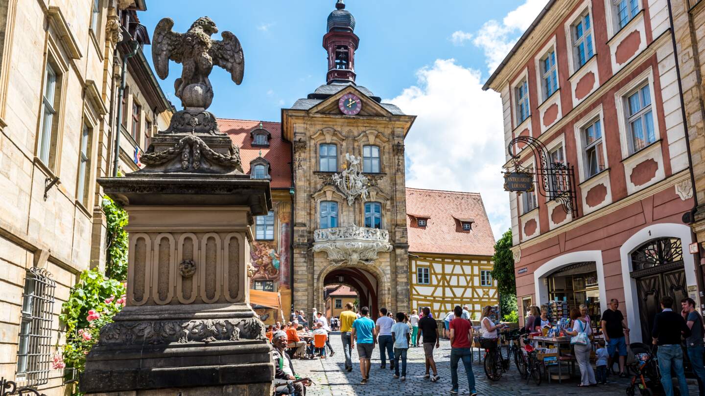 Die historische Altstadt mit kleinen Gassen in Bamberg | © Gettyimages.com/SimonDannhauer