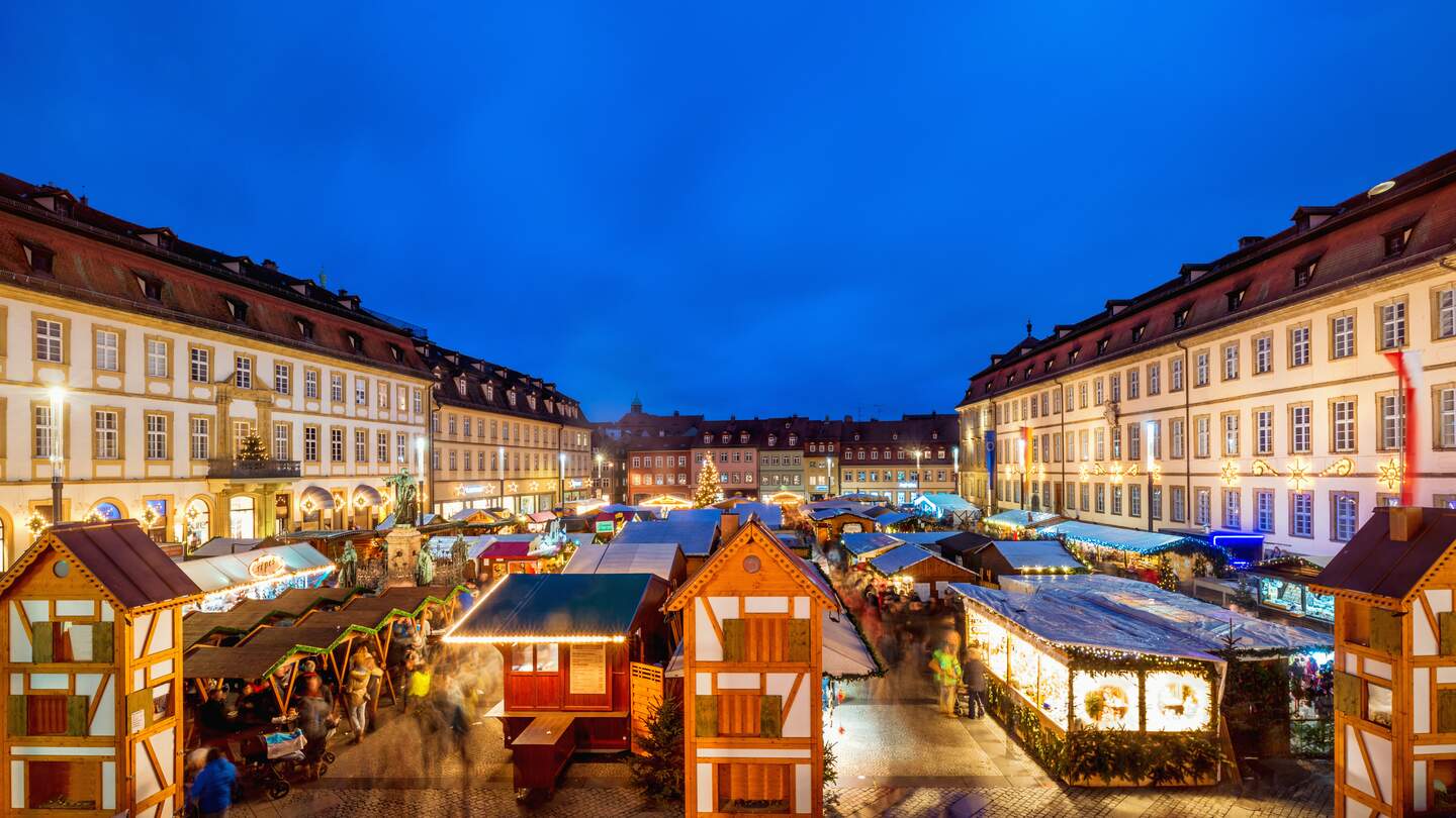 Blick auf den Weihnachtsmarkt auf dem Maximilianplatz in Bamberg | © Gettyimages.com/sack