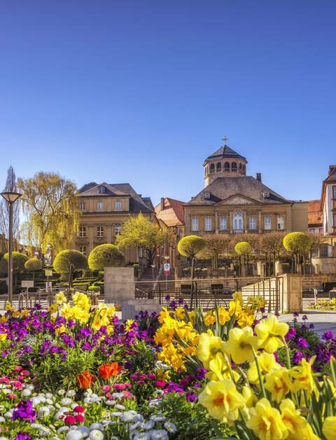 Blick auf den neu sanierten La-Spezia-Platz in Bayreuthan einem schönen Frühlingstag mit bunten Blumen  | © GettyImages.com/Juergen Sack