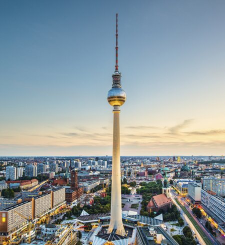 Berliner Fernsehturm bei Sonnenuntergang, mit Blick über die Stadt  | © Gettyimages.com/SeanPavonePhoto