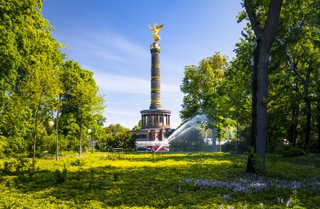 Tiergarten, Blick auf die Siegessäule. Tiergarten - ein großer und schöner Park im Herzen der Stadt Berlin. | © Gettyimages.com/spinout