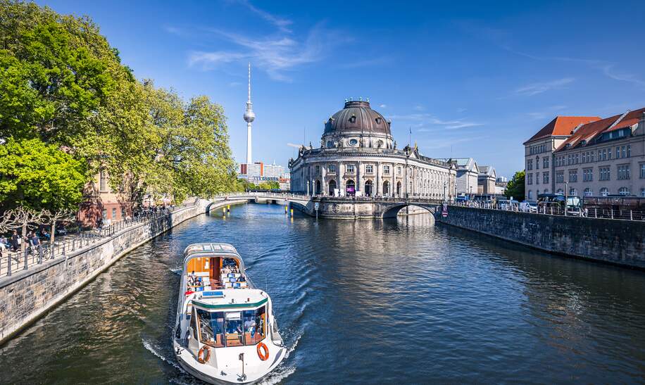Gebäude der Berliner Innenstadt mit Museumsinsel. Ausflugsboot auf der Spree | © Gettyimages.com/spinout