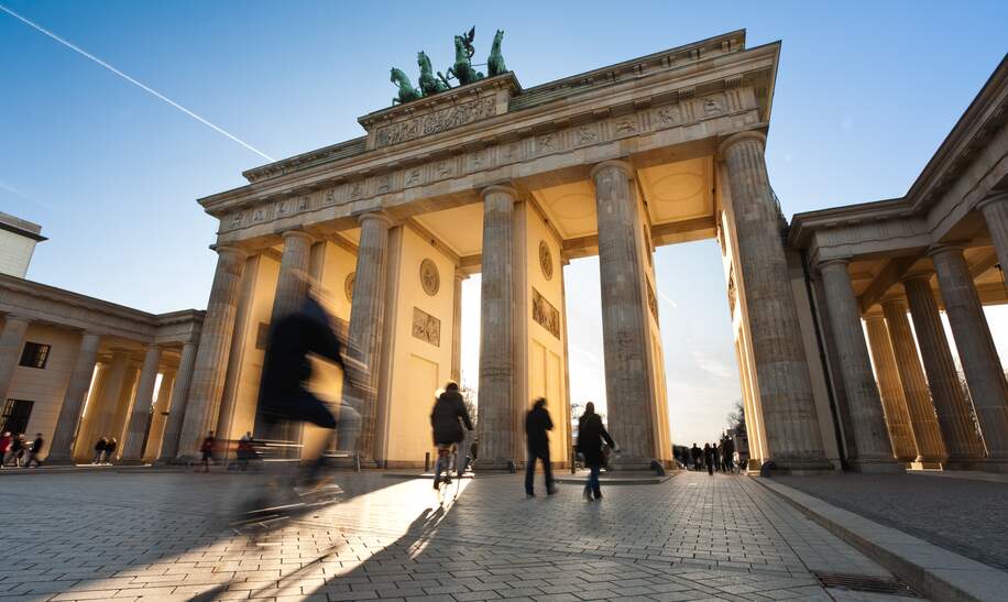 Brandenburger Tor in Berlin bei Sonnenschein mit Menschen  | © Gettyimages.com/kapitaen
