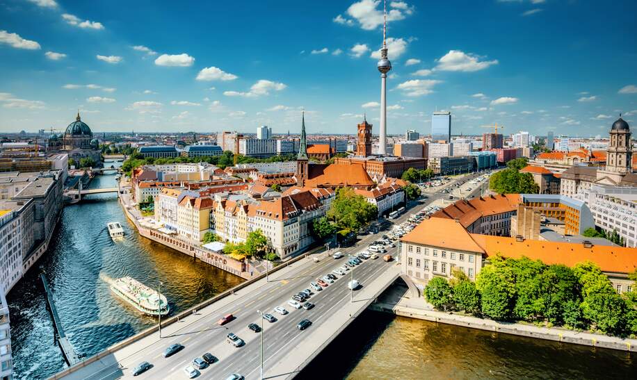 Berlin Mitte mit Blick auf die Innenstadt, die Spree und den Fernsehturm | © Gettyimages.com/golero