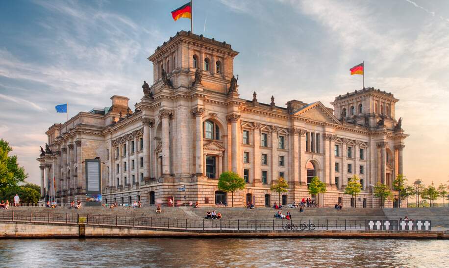 Reichstag in Berlin, Deutsches Paralment im Sommer | © Gettyimages.com/TomasSereda