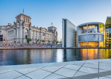 Berliner Regierungsviertel bei Dämmerung mit Reichstag  | © Gettyimages.com/bluejayphoto