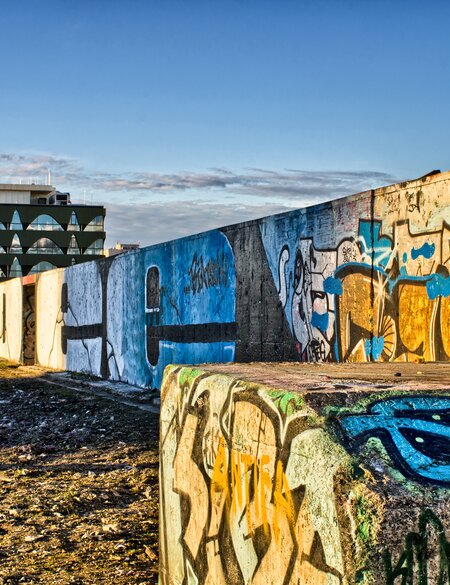 Rest der Berliner Mauer mit Graffiti  | © Gettyimages.com/CCat82