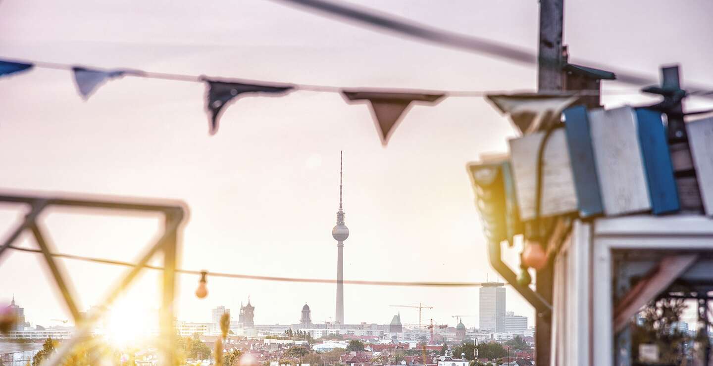 Dachblick über Berlins Skyline mit Fernsehturm am Sommerabend | © Gettyimages.com/golero