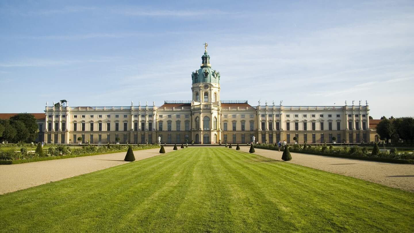 Schloss Charlottenburg in Berlin, Deutschland. Blick auf den Palast vom Park aus. | © Gettyimages.com/erzetic