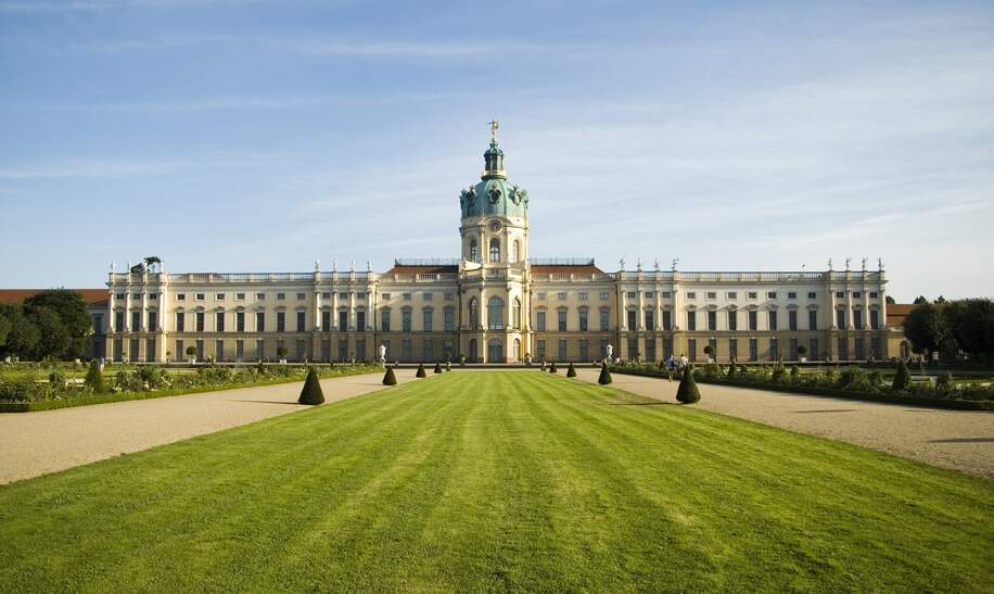 Schloss Charlottenburg in Berlin, Deutschland. Blick auf den Palast vom Park aus. | © Gettyimages.com/erzetic