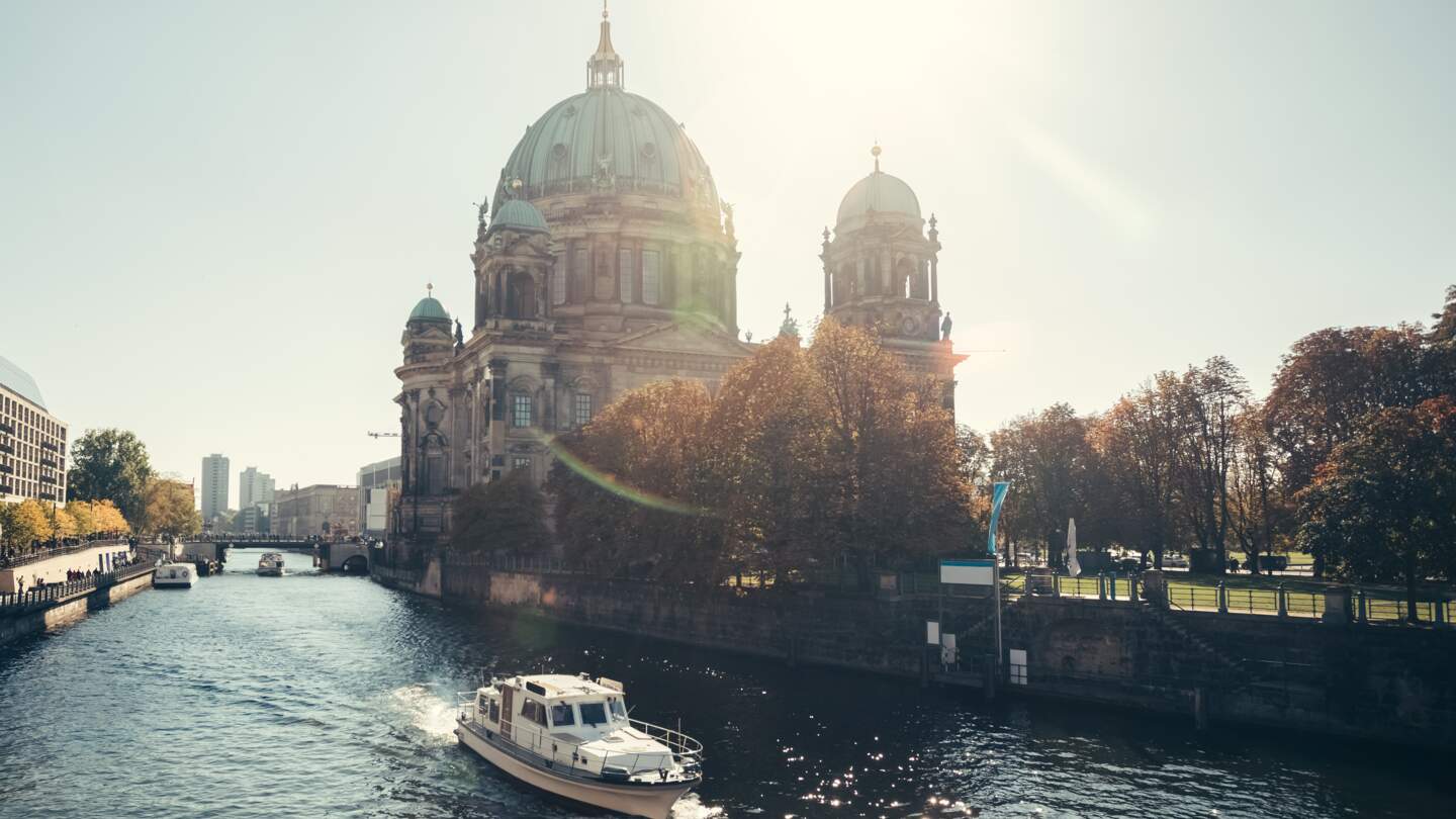 Berliner Dom mit Boot auf der Spree an der Museumsinsel mit strahlendem Sonnenschein | © Gettyimages.com/martin-dm