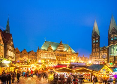 Bremens schöner Weihnachtsmarkt am Stadtplatz mit dem beleuchteten Rathaus | © Gettyimages.com/Juergen Sack