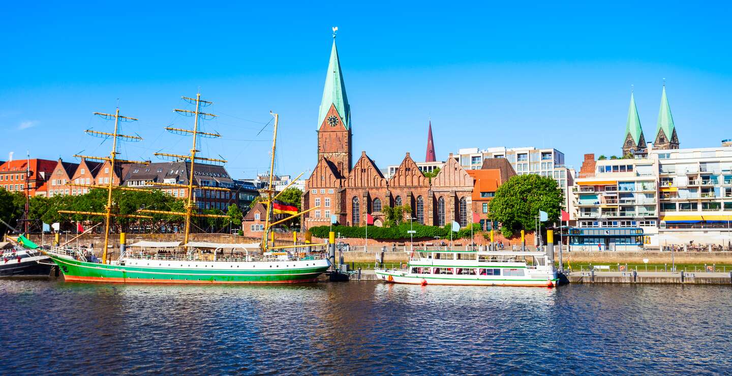 Blick auf Weser Flussufer in Bremen mit Booten und Altstadt im Hintergrund | © Gettyimages.com/saiko3p