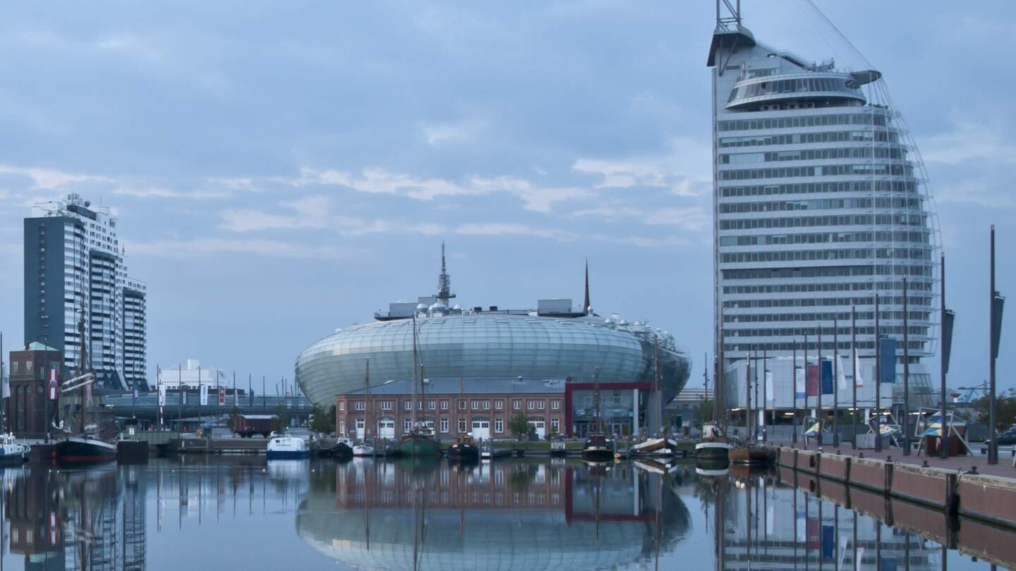 Blick auf den Bremerhaven an einem bewölkten Morgen | © Gettyimages.com/Kemter
