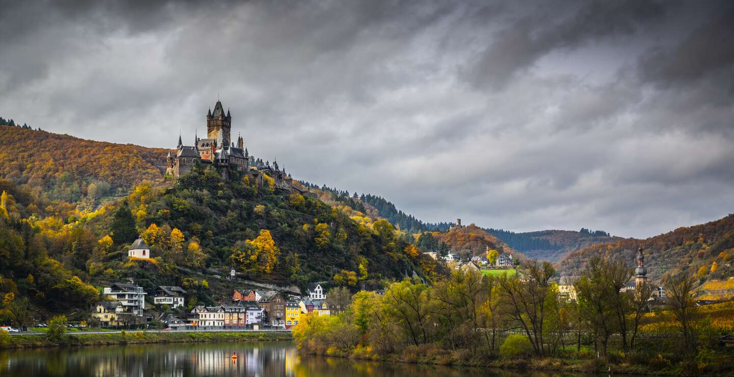 Cochem mit der mittelalterlichen Reichsburg im Herbst mit dunklen Wolken | © Gettyimage/Schroptschop