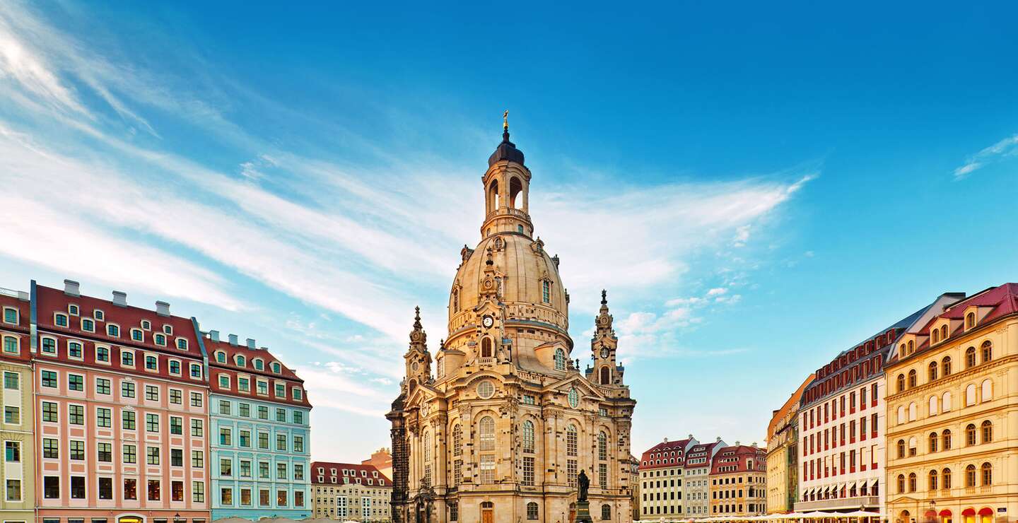 Frontansicht der Dresdener Frauenkirche, die eine evangelisch-lutherische Kirche des Barock und der prägende Monumentalbau des Dresdner Neumarkts ist | © Gettyimages.com/Nikada