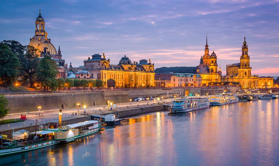 Elbpromenade mit Ausflugsschiffen und Blick auf die Skyline der historischen Altstadt von Dresden in sommerlichem Sonnenuntergang | © Gettyimages.com/SeanPavonePhoto
