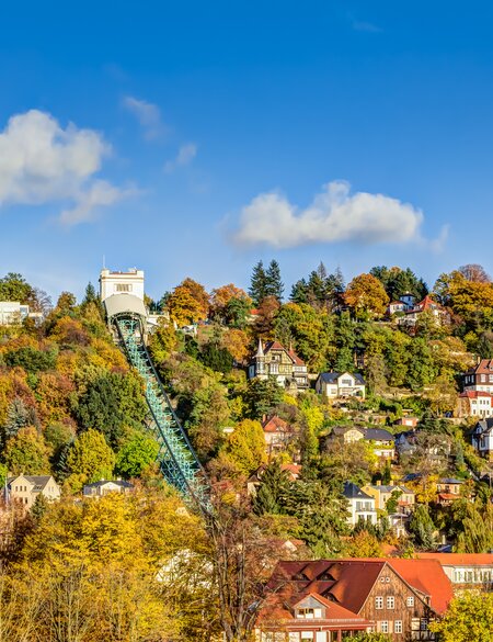 Herbstlicher Blick auf die Dresdner Schwebebahn, welche die Stadtteile Loschwitz und Oberloschwitz verbindet | © Gettyimages.com/mije_shots