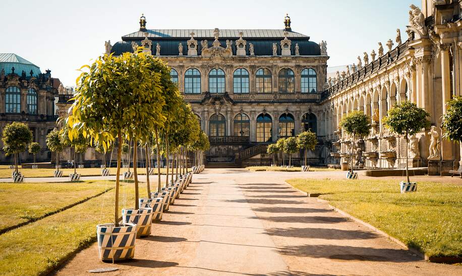 Dresden Zwinger mit Blick auf die Gartenanlage und den Porzellanpavillon der Staatlichen Kunstsammlungen | © Michael R. Hennig (DML-BY)
