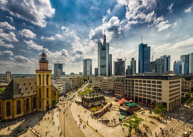 Blick über Frankfurt mit Skyline an einem wolkigen Tag | © Gettyimages.com/no_limit_pictures