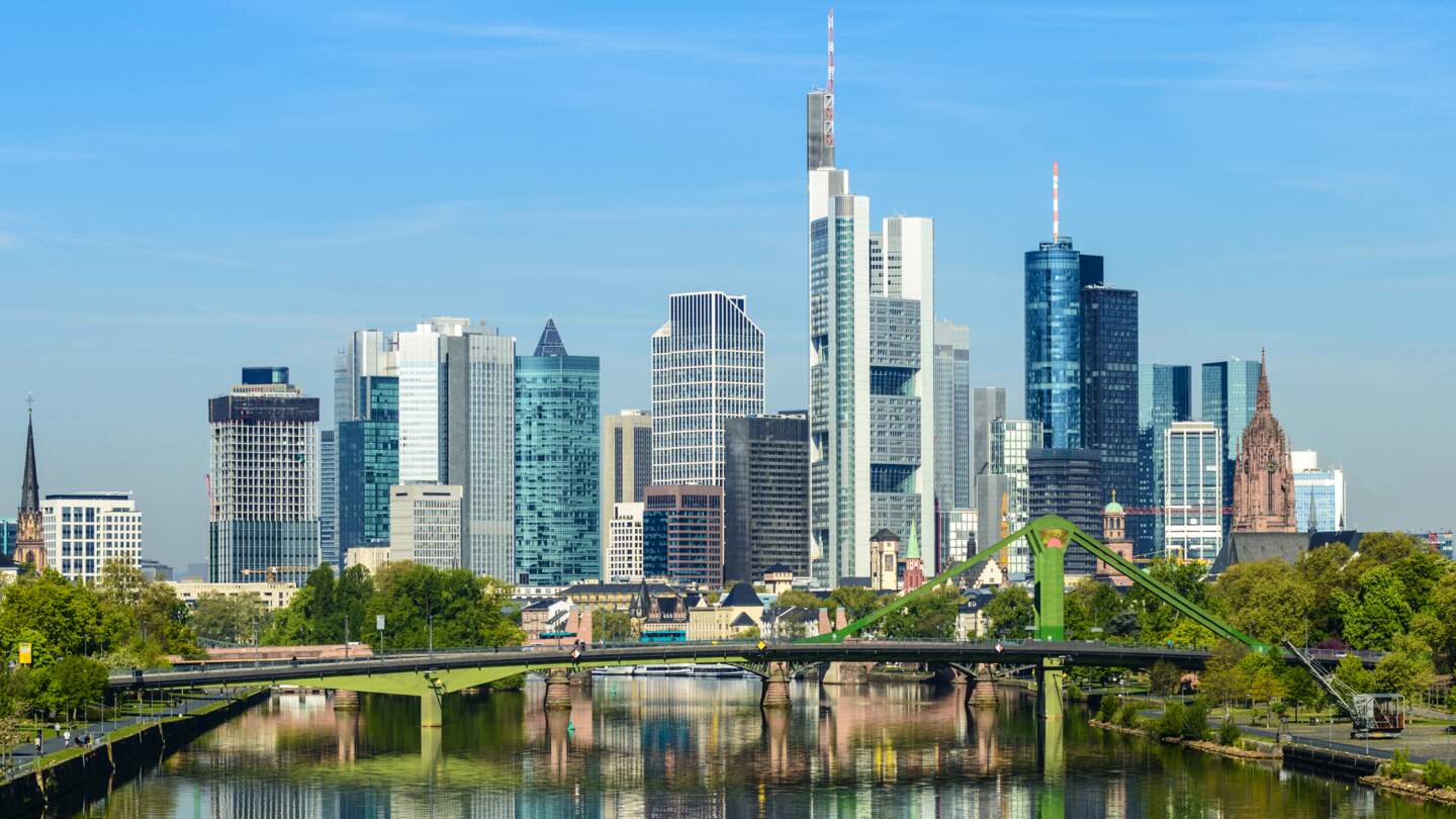 Skyline von Frankfurt und Reflexion im Main an einem sonnigen Tag | © Gettyimages.com/Deejpilot