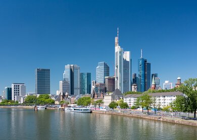 Blick auf die Skyline von Frankfurt bei sonnigem Wetter | © Gettyimages.com/Andrey Donnikov