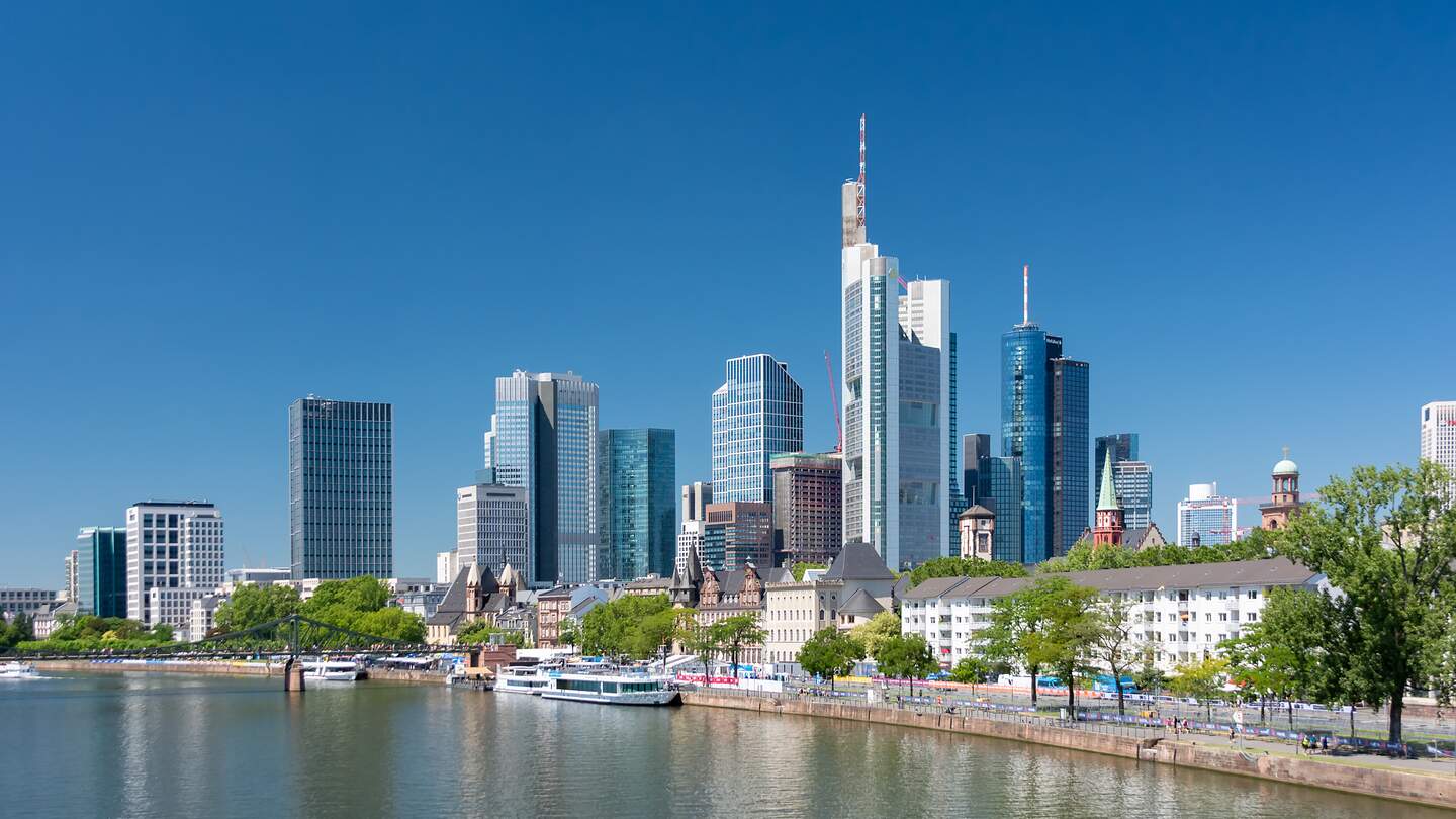 Blick auf die Skyline von Frankfurt bei sonnigem Wetter | © Gettyimages.com/Andrey Donnikov
