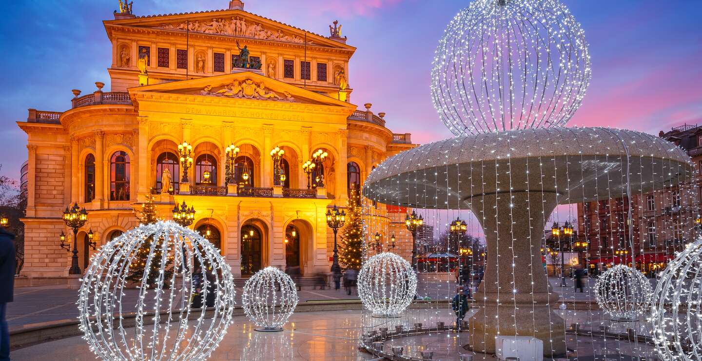 Die alte Oper in Frankfurt bei Dämmerung, auf dem Opernplatz steht leuchtende Dekoration | © Gettyimages.com/sborisov