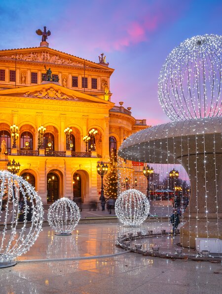 Die alte Oper in Frankfurt bei Dämmerung, auf dem Opernplatz steht leuchtende Dekoration | © Gettyimages.com/sborisov